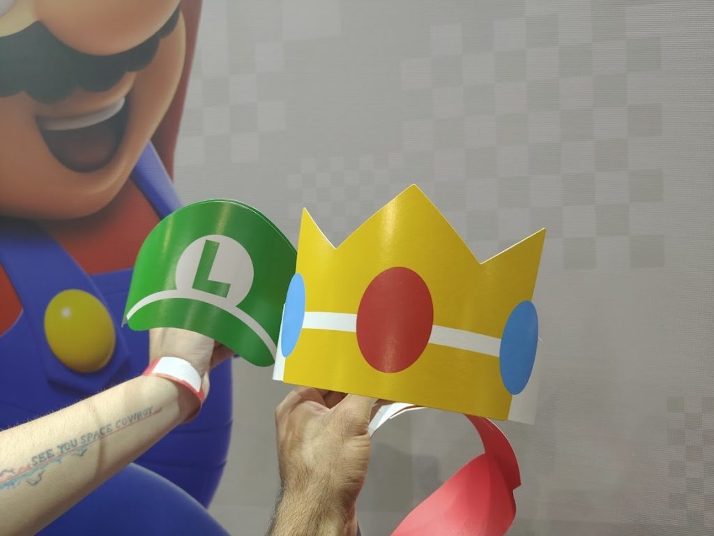 Luva do mario com chapéu do mario feita de papel para brincadeira.