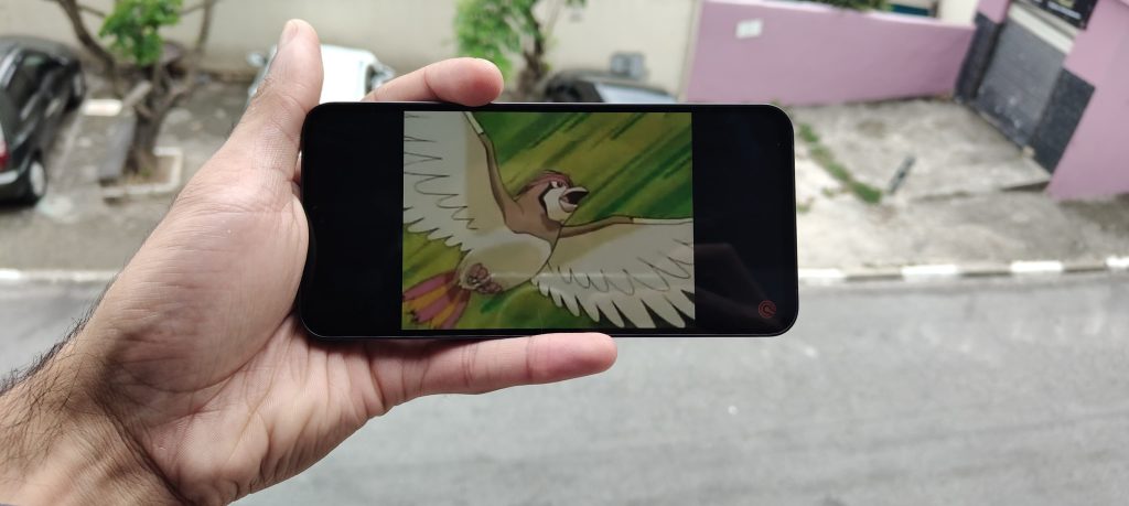 Testbericht: Das Galaxy S24 Fe verfügt über einen vollständigen Kamerasatz und eine hohe Multitasking-Leistung Auf dem Galaxy S24 Fe läuft ein YouTube-Video