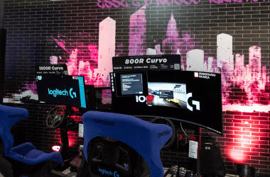 Monitores curvos gamer lg ultragear 1800r e 800r em evento de tecnologia.