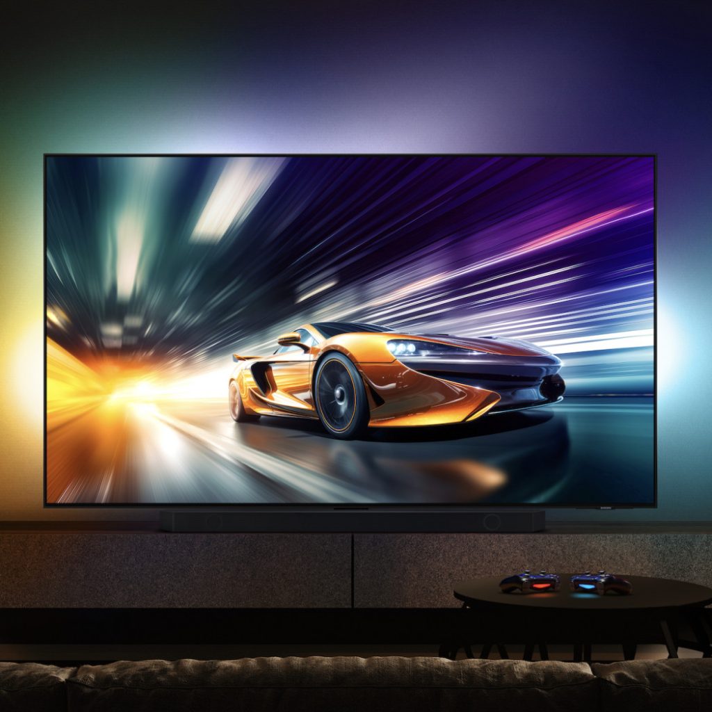 Tv 4k com imagem de carro esportivo em alta velocidade, design moderno e tecnologia avançada.