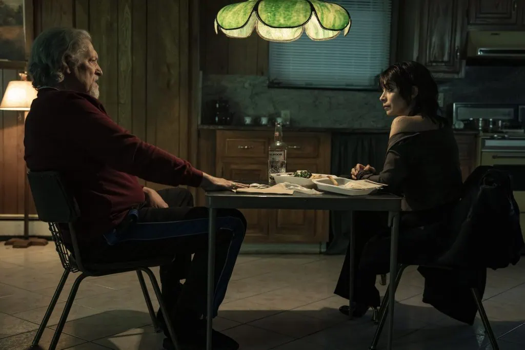 Recension: Penguin s01e05 välkommen Clancy Brown och Cristin Milioti som Salvatore och Sofia