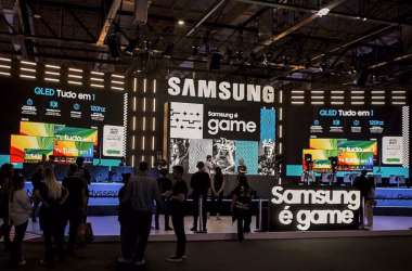 2. Stand de samsung no evento de tecnologia com telas qled e espaço para gamers.