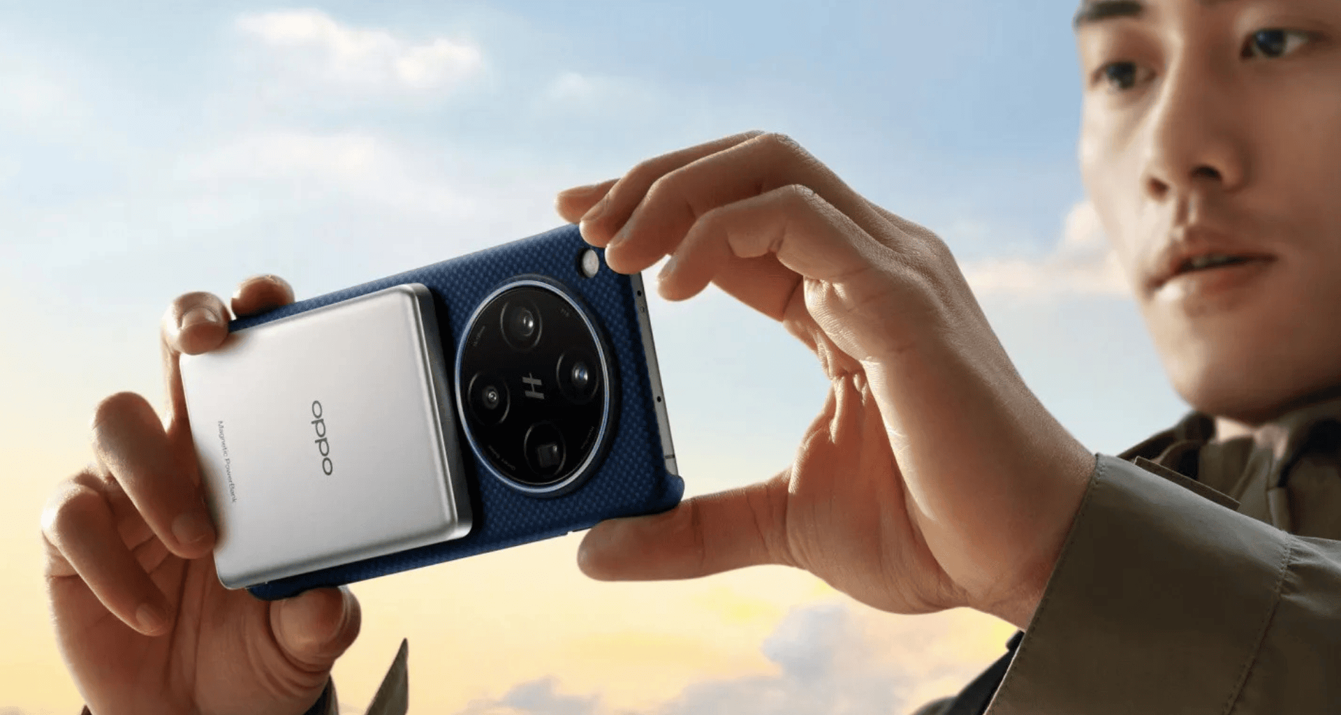 Câmera de smartphone oppo com lente tripla, detalhes em destaque com fundo céu azul.