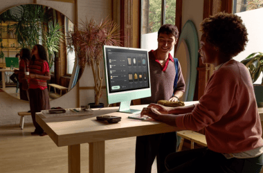Atendimento ao cliente com sistema de pagamento digital em cafeteria moderna.