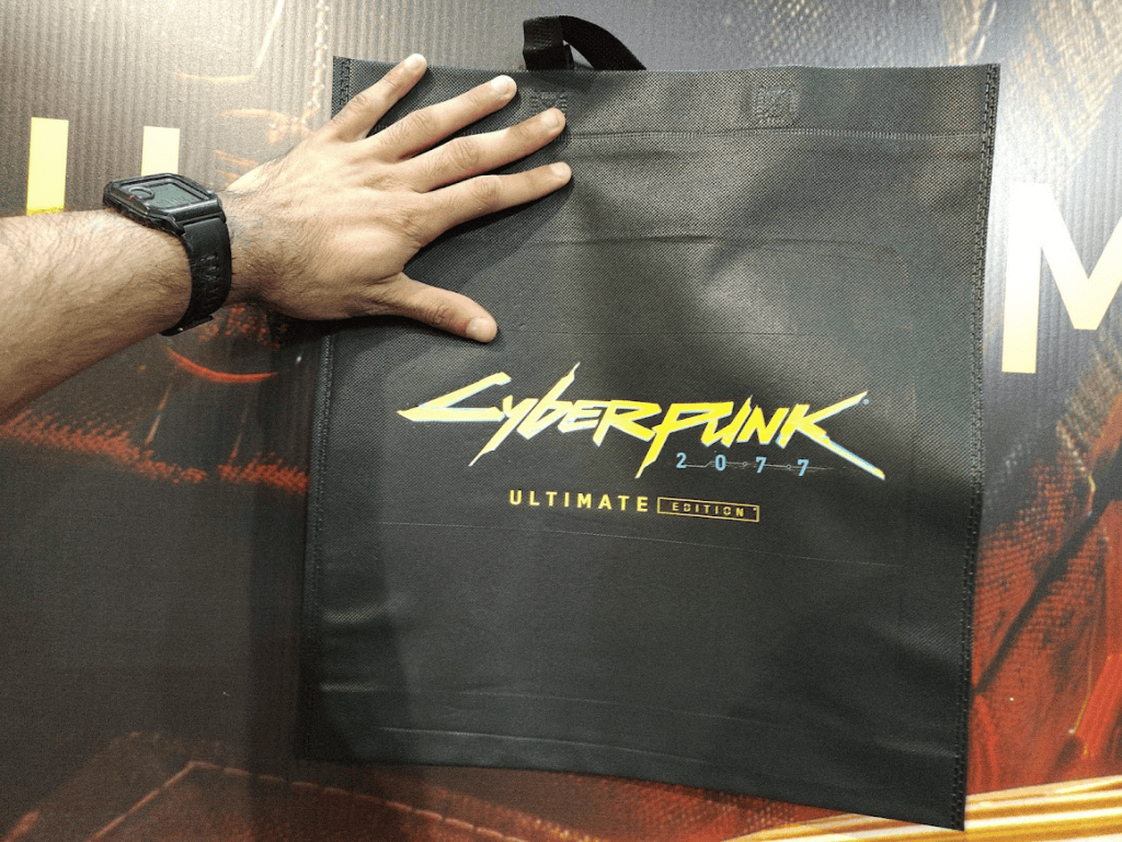 Sacola de cyberpunk 2077 como um dos brindes da bgs 2024