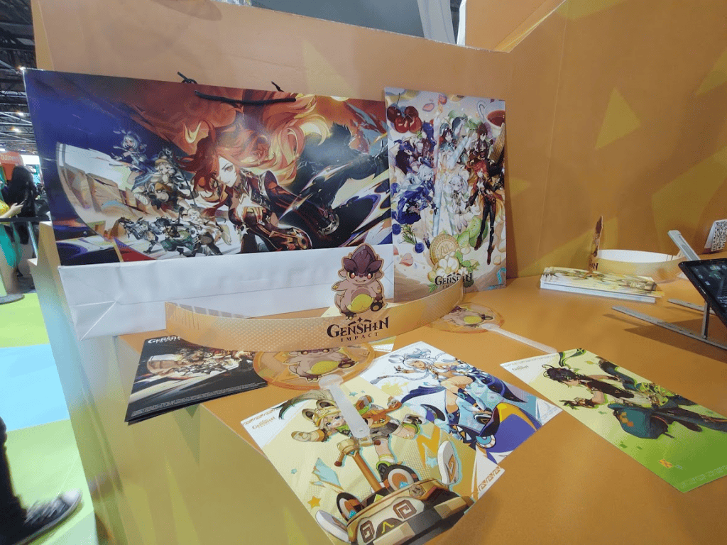 Brindes da bgs 2024 no estande de genshin impact