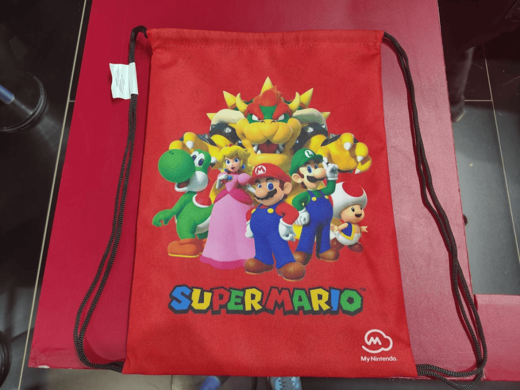 Super mario mochila infantil com personagens icônicos do game. Ideal para crianças fãs de videogame e diversão.