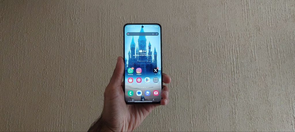 Test : le Galaxy S24 Fe dispose d'un ensemble complet de caméras et de performances multitâches élevées Bilan : le Galaxy S24 Fe dispose d’un ensemble complet de caméras et de performances multitâches élevées. Piloté par l’intelligence artificielle, le smartphone dispose d’excellents appareils photo, d’une batterie d’une journée complète et d’un processeur puissant. Consultez notre analyse