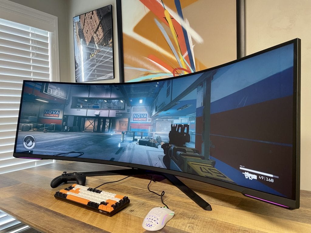 Monitor curvo para jogos com tela ampla e imagens nítidas em alta resolução.