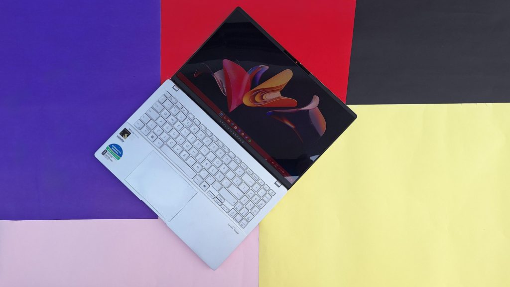 Test : l'asus vivobook s 15 est excellent pour la productivité Asus vivobook s 15 ouvert à 180º sur fond coloré
