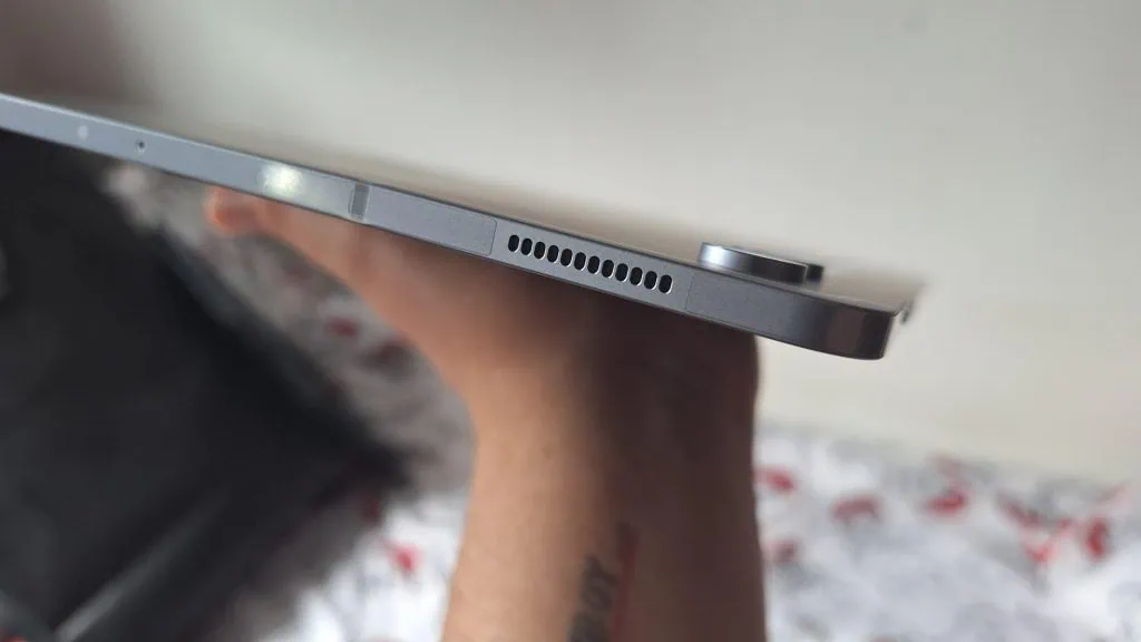 Review: galaxy tab s10 ultra é o topo dos tablets android em 2024 Um dos quatro alto-falantes do galaxy tab s10 ultra