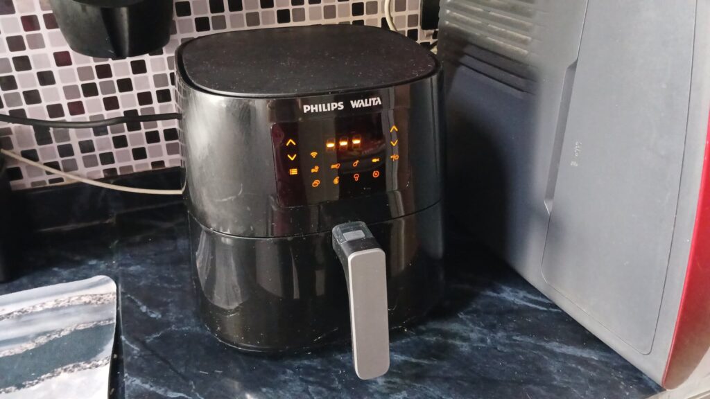 Review: philips walita essential xl é uma airfryer inteligente Os leds do painel eletrônico são bem brilhosos e conseguem ser notados mesmo que à distância. (foto: reprodução/showmetech/enzo sapio monello)