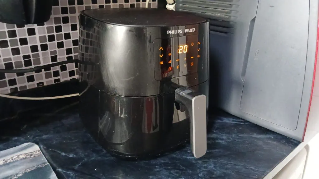 Review: philips walita essential xl é uma airfryer inteligente Com um material mais firme e aderente, a barra que serve para puxar o cesto é bem mecânica e consegue abrir sem dificuldades. O material, embora que resistente, é perceptível que há materiais diferentes entre o cesto e a parte de cima da fritadeira, podendo ser bem fácil de riscar. (foto: reprodução/showmetech/enzo sapio monello)