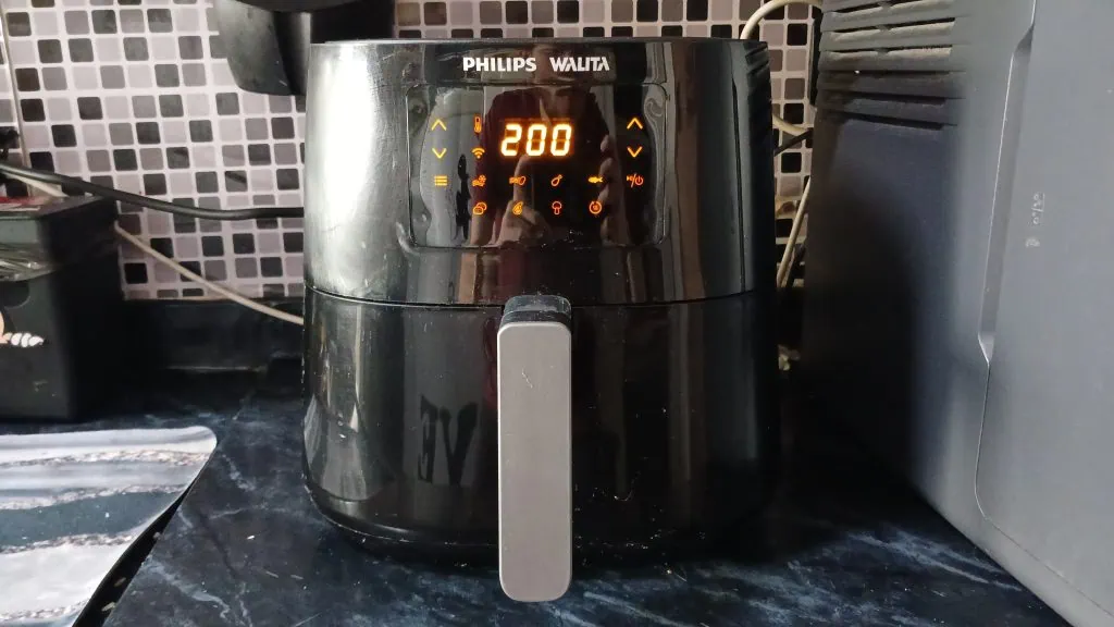 Review: philips walita essential xl é uma airfryer inteligente A airfryer philips walita essential xl é toda preta com material em plástico, resistente e consideravelmente pesada. (foto: reprodução/showmetech/enzo sapio monello)