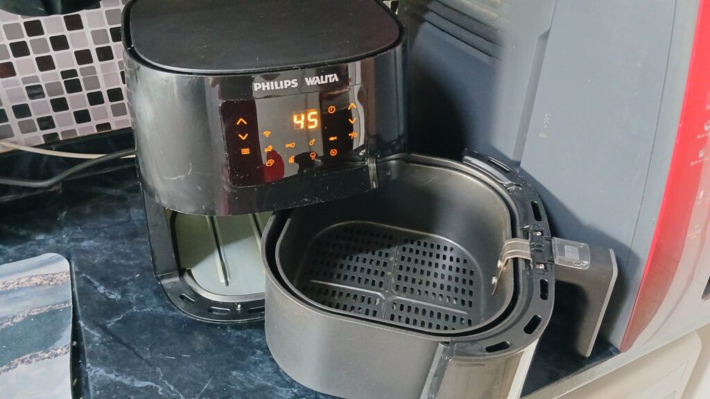 Review: philips walita essential xl é uma airfryer inteligente Sua capacidade total é de 6,2 litros, uma grande evolução dos modelos anteriores, enquanto sua capacidade útil fica para um pouco mais de quatro litros. (foto: reprodução/showmetech/enzo sapio monello)