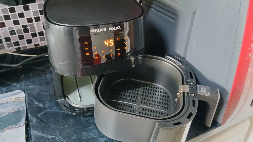 Review: philips walita essential xl é uma airfryer inteligente Sua capacidade total é de 6,2 litros, uma grande evolução dos modelos anteriores, enquanto sua capacidade útil fica para um pouco mais de quatro litros. (foto: reprodução/showmetech/enzo sapio monello)