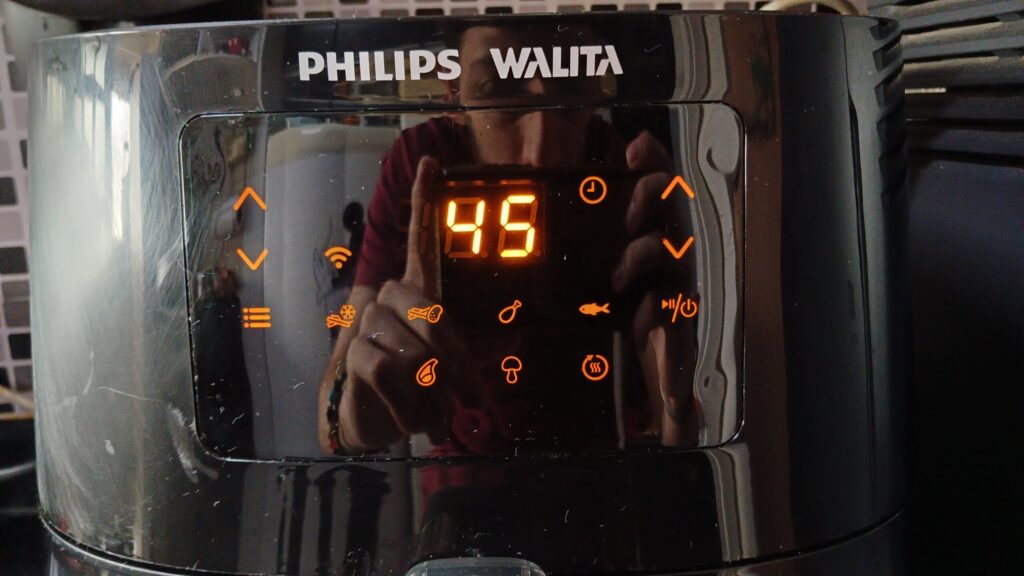 Review: philips walita essential xl é uma airfryer inteligente A tela touch embutida na fritadeira é bem visível com um bom tamanho e espaçamento, evitando possíveis erros de digitação. (foto: reprodução/showmetech/enzo sapio monello)