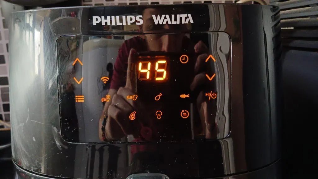Review: philips walita essential xl é uma airfryer inteligente A tela touch embutida na fritadeira é bem visível com um bom tamanho e espaçamento, evitando possíveis erros de digitação. (foto: reprodução/showmetech/enzo sapio monello)