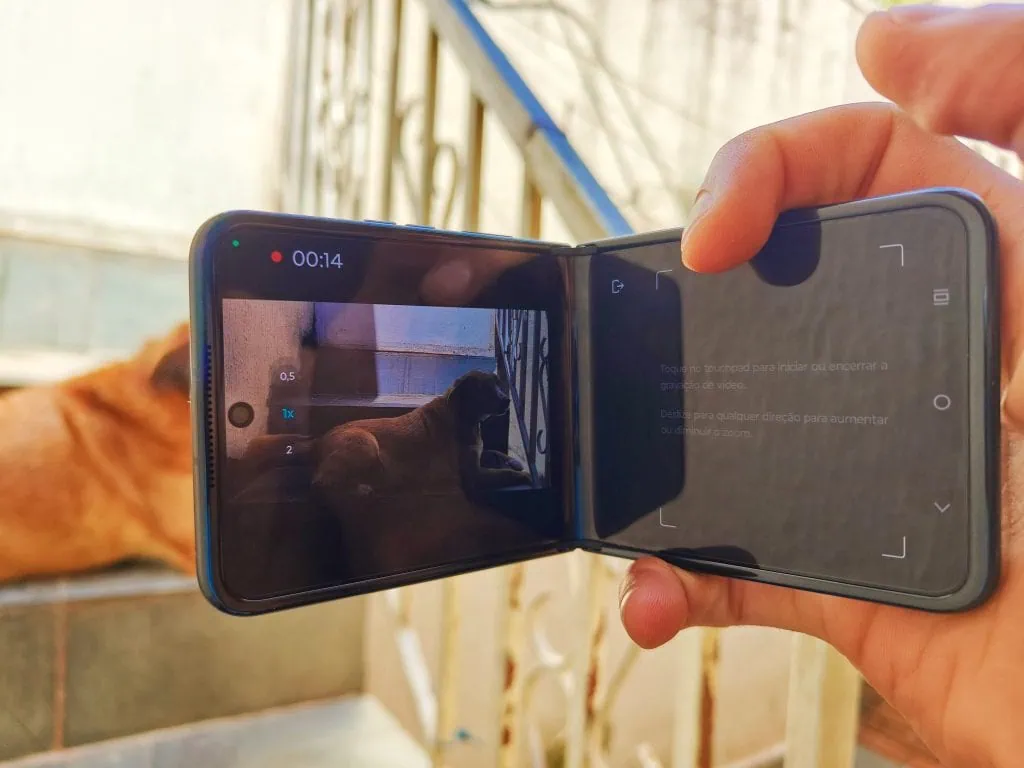 Review: motorola razr 50 é uma aposta interessante para mercado de smartphones dobráveis Motorola razr 50 no modo filmadora
