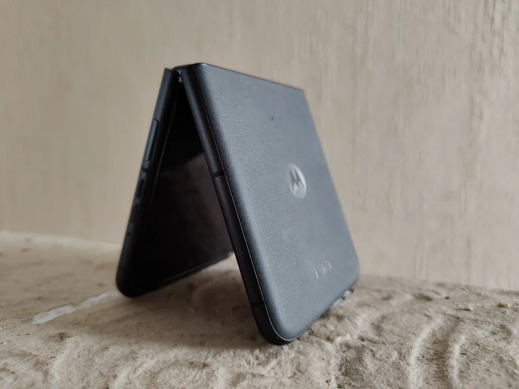 Review: motorola razr 50 é uma aposta interessante para mercado de smartphones dobráveis Motorola razr 50 ultra dobrado