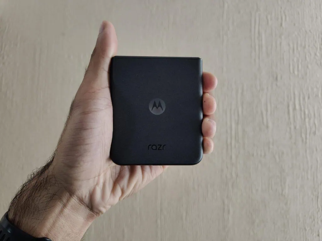 Review: motorola razr 50 é uma aposta interessante para mercado de smartphones dobráveis Traseira do motorola razr 50