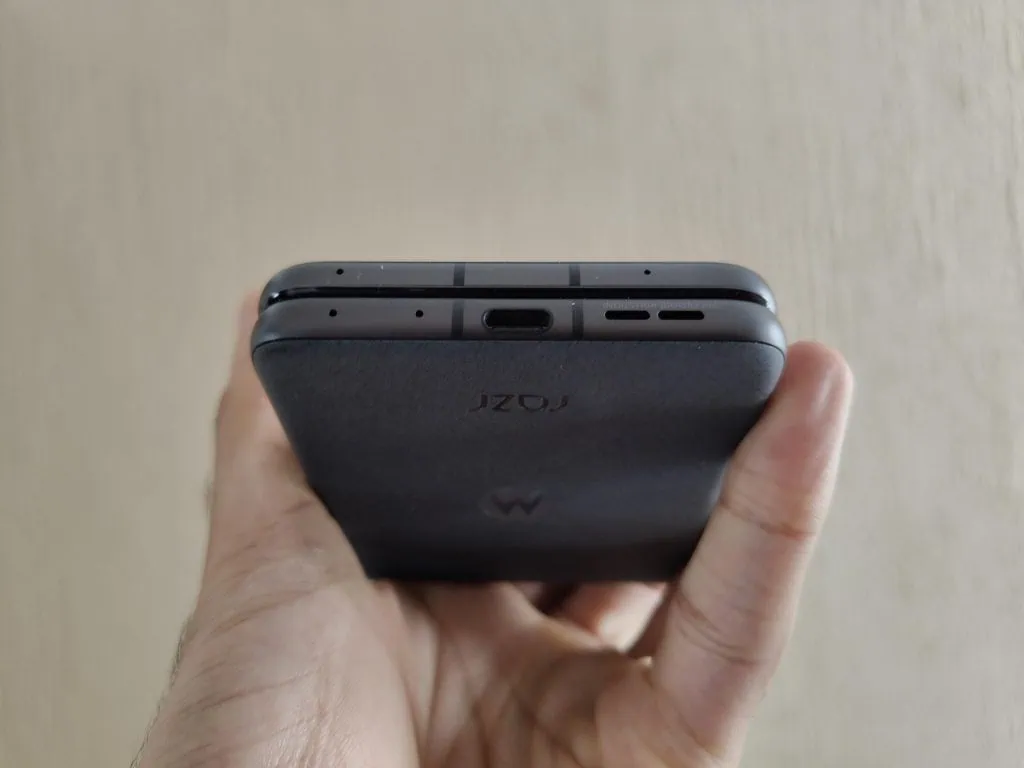 Review: motorola razr 50 é uma aposta interessante para mercado de smartphones dobráveis Porta usb-c do sucessor do motorola razr 40