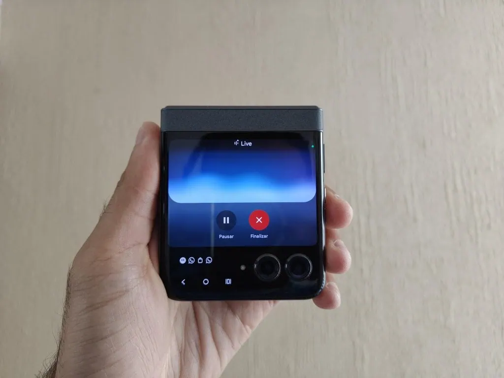Review: motorola razr 50 é uma aposta interessante para mercado de smartphones dobráveis Google gemini na tela externa do motorola razr 50