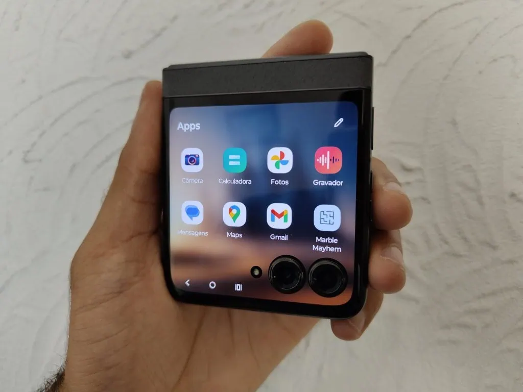 Review: motorola razr 50 é uma aposta interessante para mercado de smartphones dobráveis Tela externa do motorola razr 50