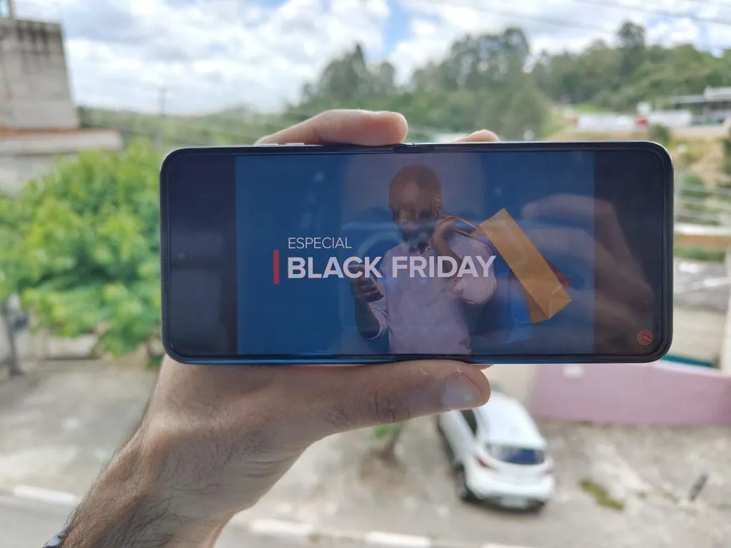 Review: motorola razr 50 é uma aposta interessante para mercado de smartphones dobráveis Motorola razr 50 rodando vídeo no youtube