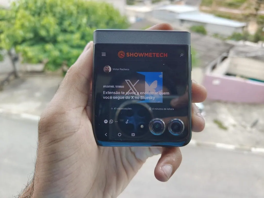 Review: motorola razr 50 é uma aposta interessante para mercado de smartphones dobráveis Tela externa do motorola razr 50