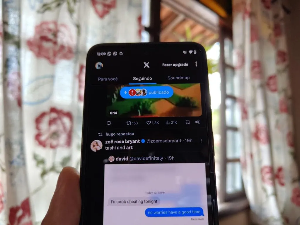 Review: motorola razr 50 é uma aposta interessante para mercado de smartphones dobráveis Tela interna do motorola razr 50