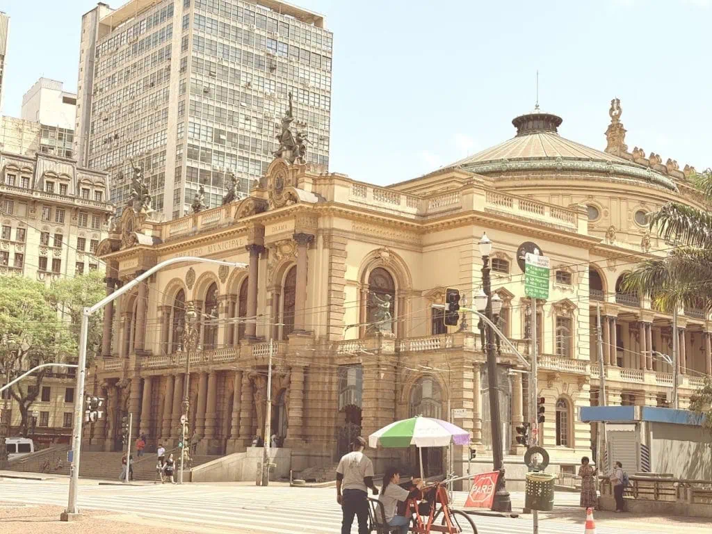 Anmeldelse: iPhone 16, hjemmehørende i en tidsalder av kunstig intelligens 1. São Paulo kommunale teater: Historisk arkitektur og brasiliansk kultur.