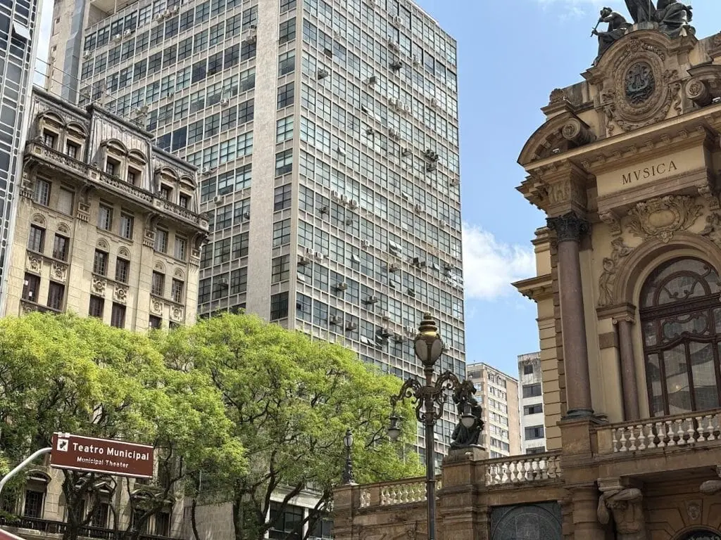 Anmeldelse: iPhone 16, hjemmehørende i en tidsalder av kunstig intelligens Modernitet og klassisk arkitektur i byen São Paulo, med fremheving av historiske og moderne bygninger.
