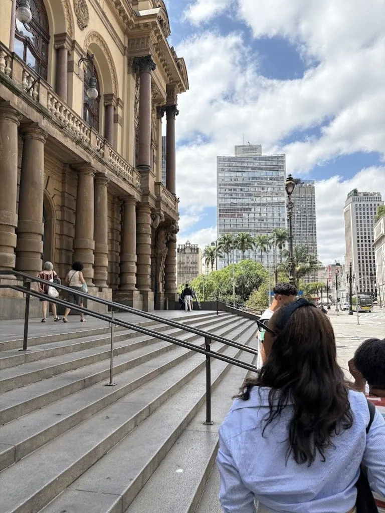 Anmeldelse: iPhone 16, hjemmehørende i en tidsalder av kunstig intelligens Historiske bygninger og moderne skyskrapere i byen São Paulo. Folk på fortauet, solrikt vær, levende byarkitektur.