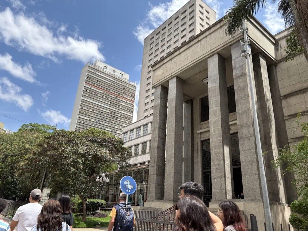 Anmeldelse: iPhone 16, hjemmehørende i en tidsalder av kunstig intelligens Offentlig bibliotek i en historisk bygning i São Paulo. Klassisk arkitektur, kulturell atmosfære og gratis adgang.