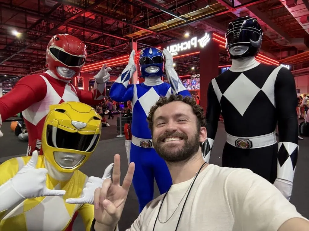 Anmeldelse: iPhone 16, hjemmehørende i en tidsalder av kunstig intelligens Cosplayere utkledd som Power Rangers på et popkultur- og teknologiarrangement i São Paulo.