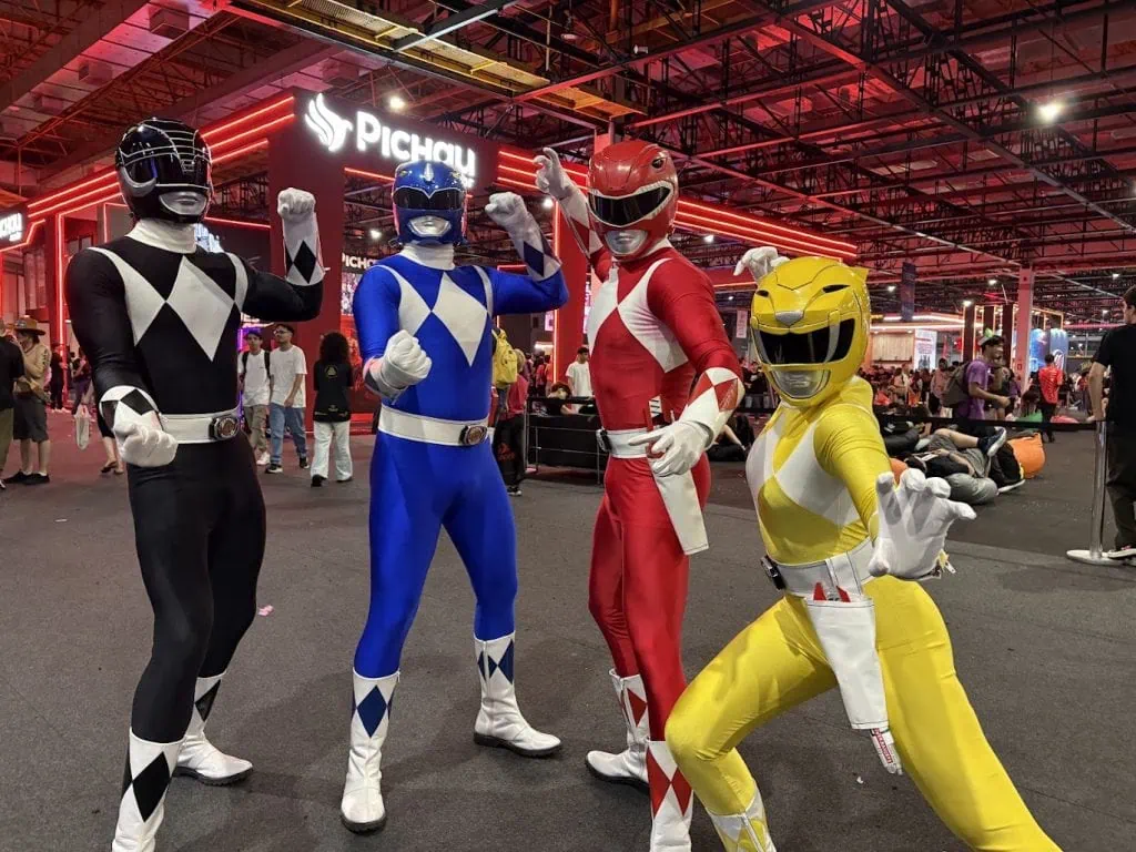 Anmeldelse: iPhone 16, hjemmehørende i en tidsalder av kunstig intelligens Power Rangers-helter i fargerike kostymer på teknologiarrangementet.