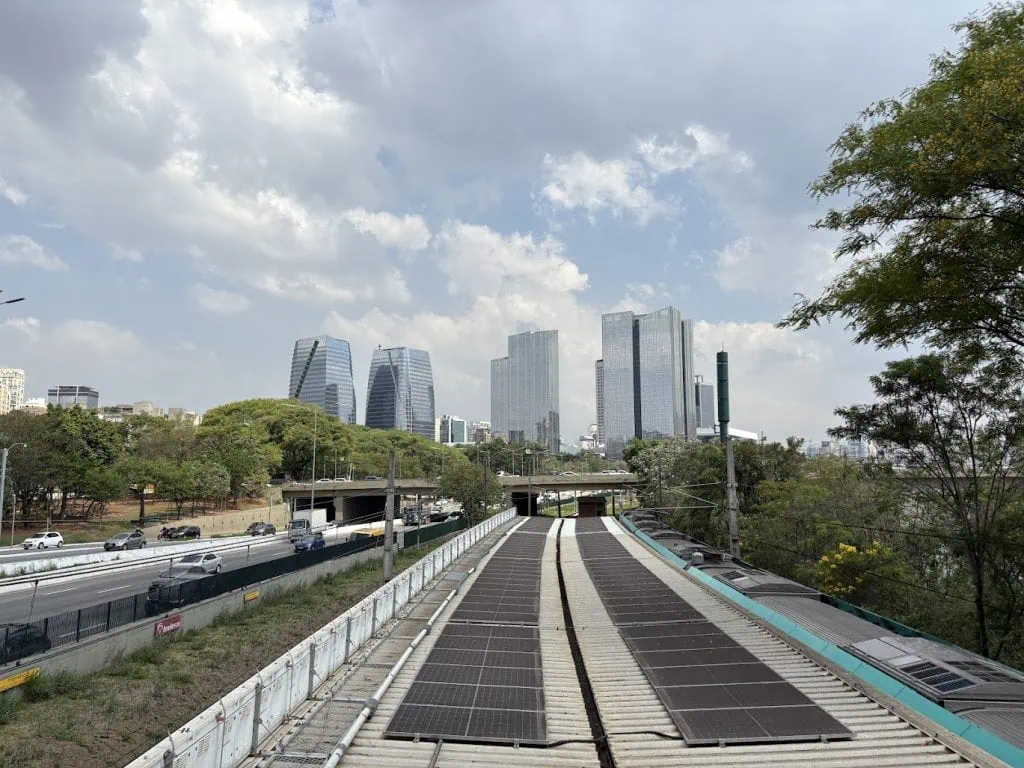Anmeldelse: iPhone 16, hjemmehørende i en tidsalder av kunstig intelligens Solcellepanel på São Paulo-t-banen: bærekraftig teknologi for miljøvennlig offentlig transport.