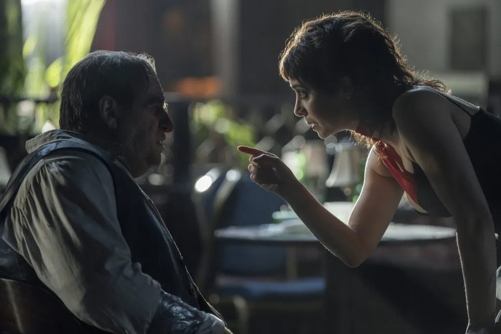 Crítica: pinguim s01e08 algo grave ou trivial encerra a série com chave de ouro e abre portas para batman 2 Oz cobb ouvindo umas verdades de sofia falcone