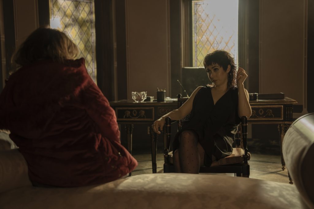 Crítica: pinguim s01e07 manda-chuva Francis e sofia conversando em pinguim