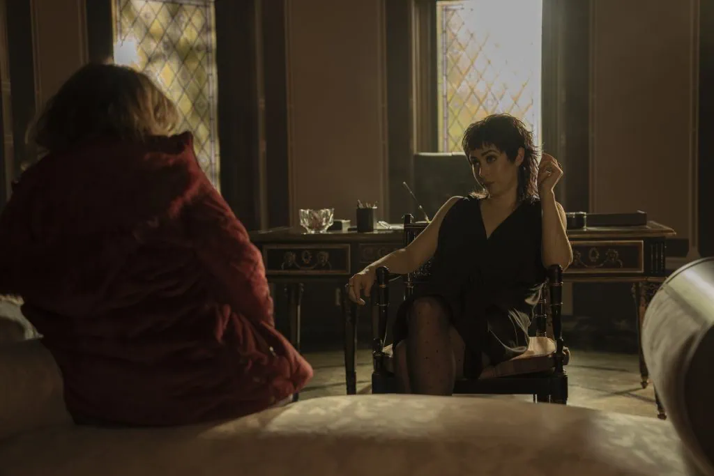 Crítica: pinguim s01e07 manda-chuva Francis e sofia conversando em pinguim