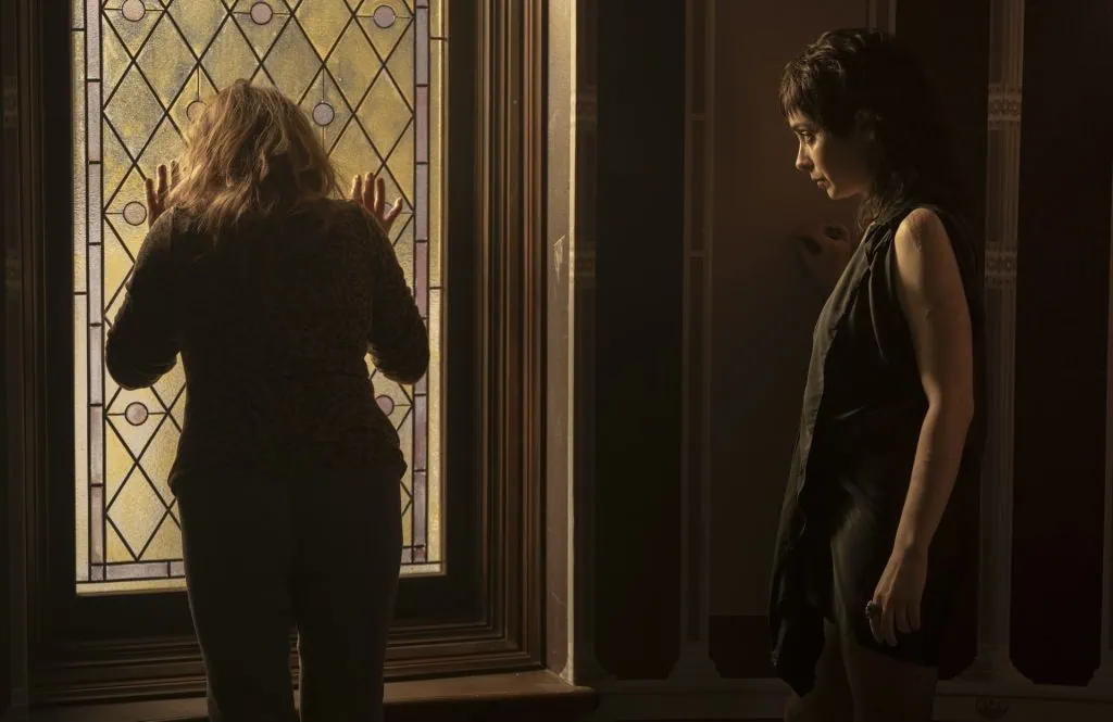 Crítica: pinguim s01e07 manda-chuva Francis e sofia interagindo em pinguim