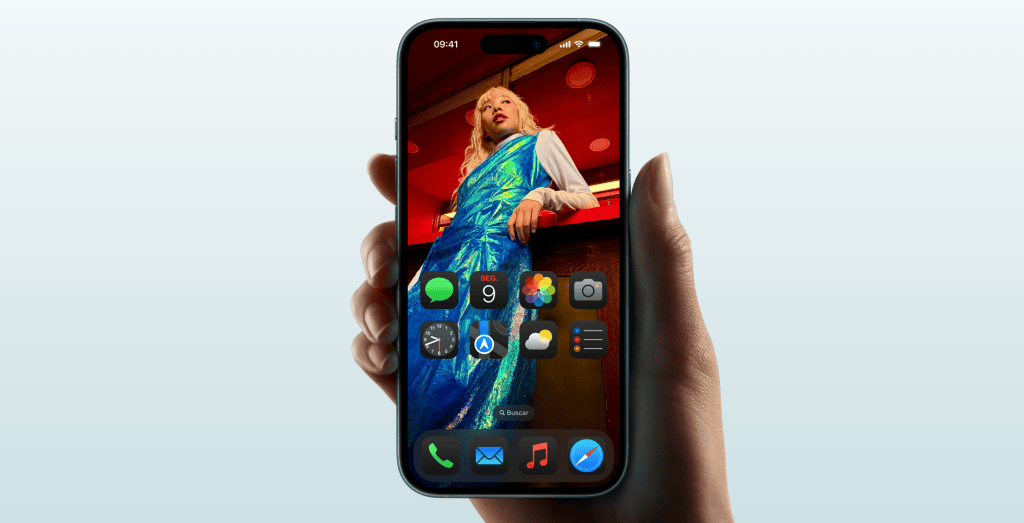 Anmeldelse: iPhone 16, hjemmehørende i en tidsalder av kunstig intelligens Smarttelefonbilde med appskjerm og fargerik bakgrunn, som fremhever teknologisk innovasjon.