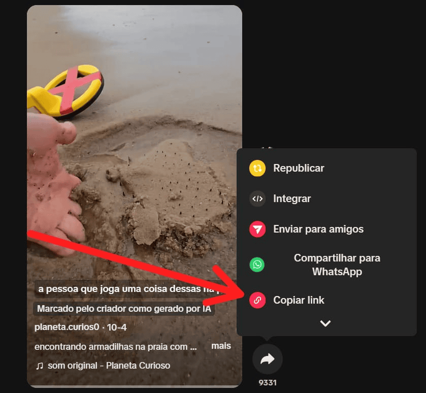Brinquedo de praia em areia com funil de areia para crianças, diversão ao ar livre ao sol.
