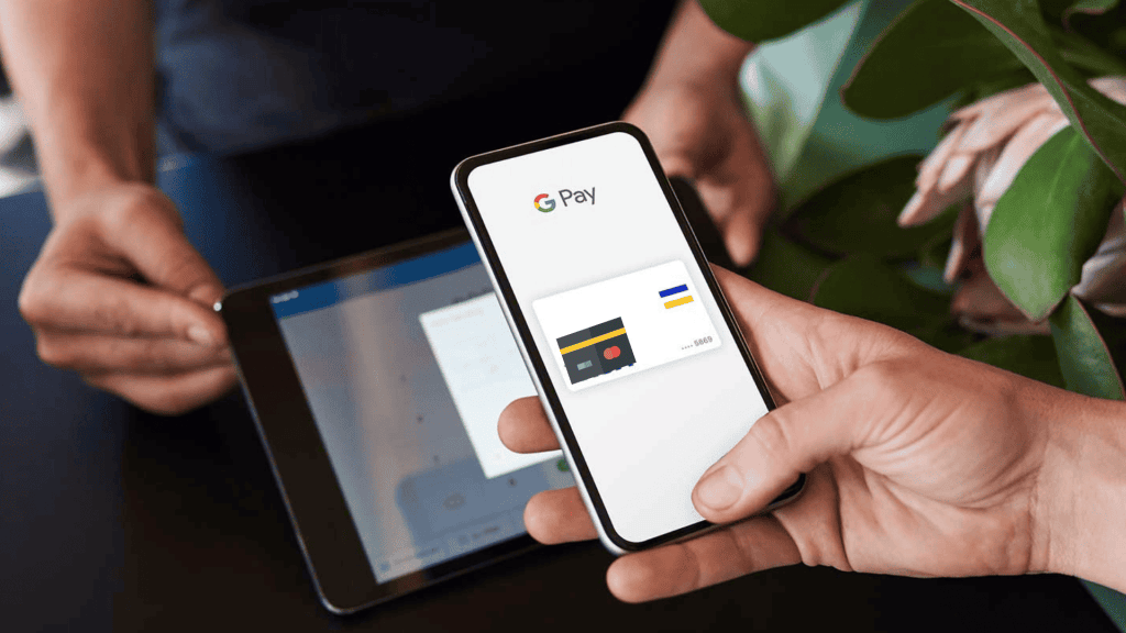 Carteira digital google pay com cartão de crédito em uso; pagamento sem contato.