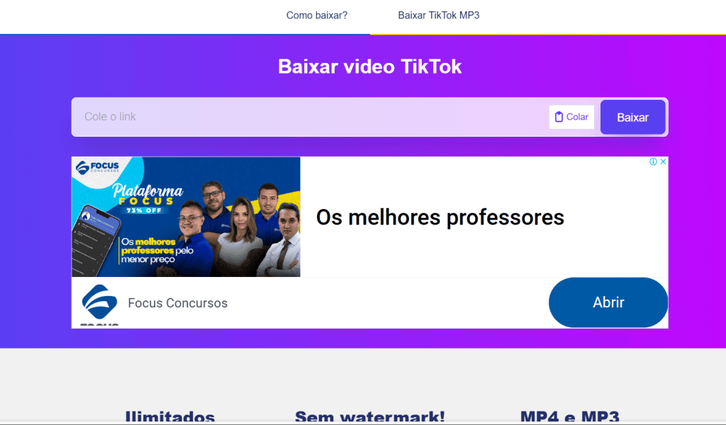 Aula de tecnologia e inovação em baixo de um banner com profissionais.