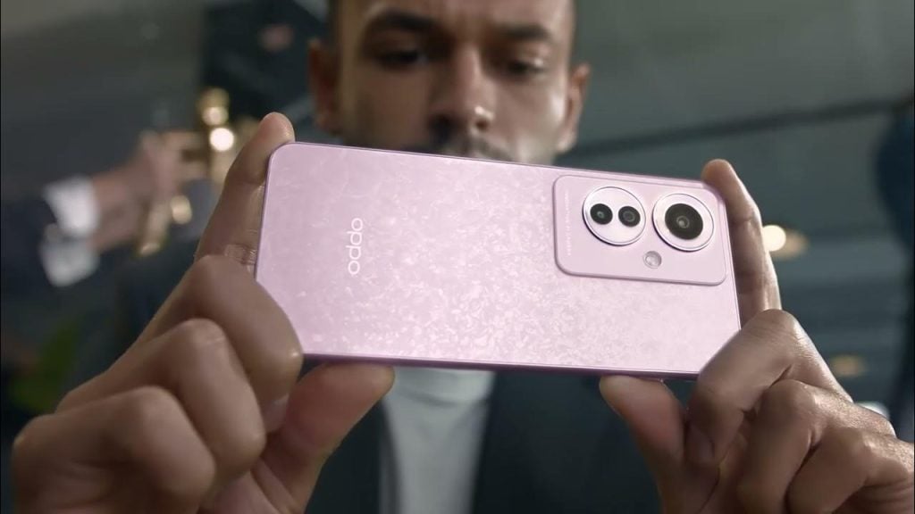 Oppo reno11 f 5g heeft de laagste prijs op Black Friday. Bekijk het eens Zwarte man gebruikt oppo reno11 f 5g om foto's te maken