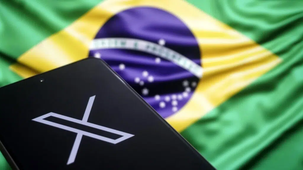 Flopou: 24 acontecimentos da tecnologia que marcaram 2024 Smartphone com a logo do x com a bandeira do brasil ao fundo
