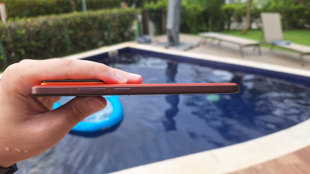 评测:realme gt 7 pro 结合了出色的性能和令人难以置信的照片 realme GT 7 Pro 侧面