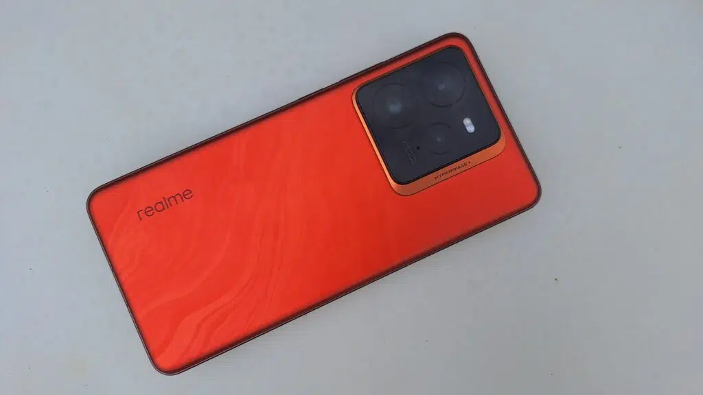 Review: realme gt 7 pro combina ótimo desempenho e fotos incríveis Parte traseira do realme gt 7 pro na cor laranja